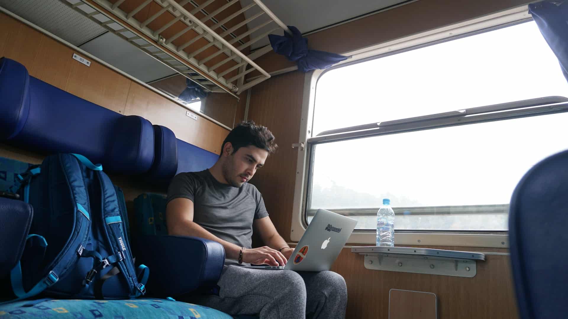 alex-jumper-RPIORaqTidU-unsplash Travel Blogging Salaries - Main Image